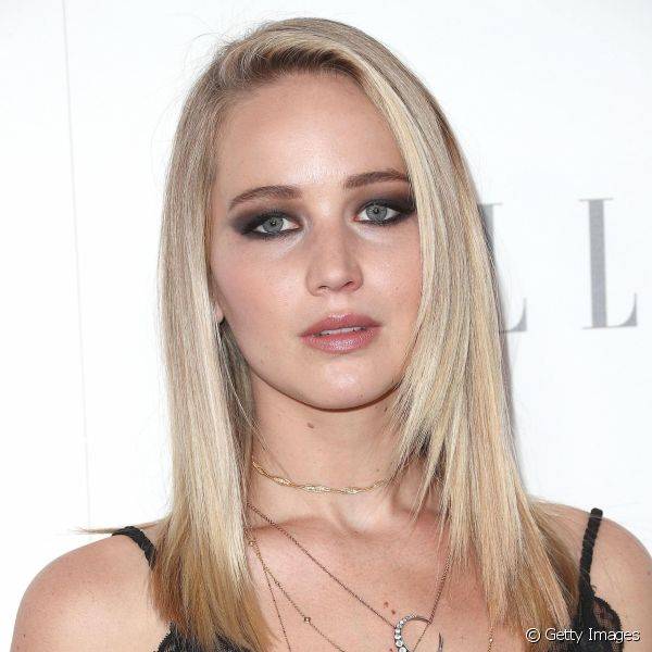 O olho preto esfumado de Jennifer Lawrence chamou atenção durante o evento da Revista ELLE, em Los Angeles (Foto: Getty Images)